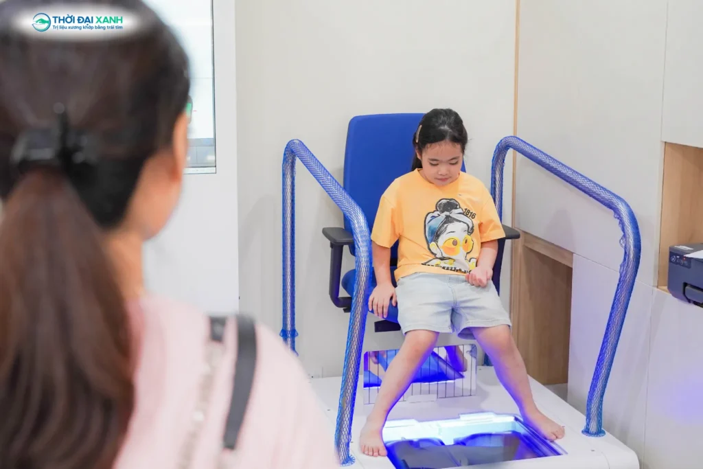 Chỉ cần dành ra một vài phút quan sát mỗi ngày, cha mẹ hoàn toàn có thể nhận diện những "tín hiệu cầu cứu" từ cột sống của con ngay từ giai đoạn khởi phát.