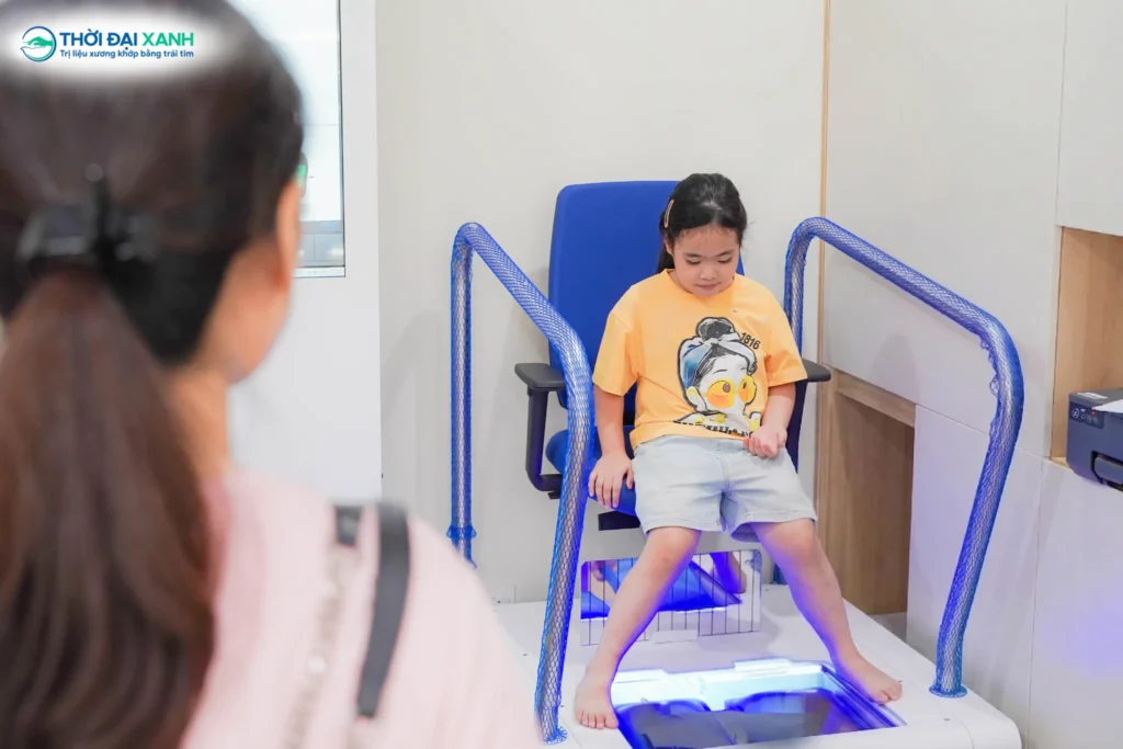 Minh Hà được các chuyên gia tại Thời Đại Xanh kiểm tra tình trạng bàn chân bẹt với máy đo bàn chân Podiatech