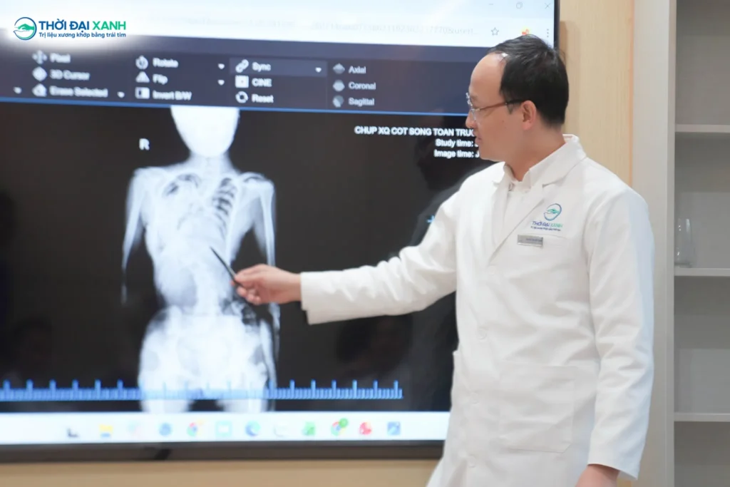 Tại buổi họp, ThS.BS Trần Quốc Khánh, chuyên khoa Ngoại Cột sống, Phó Chủ tịch Hội đồng chuyên môn Thời Đại Xanh đã trực tiếp chia sẻ về các giải pháp tối ưu trong điều trị bảo tồn cong vẹo cột sống.