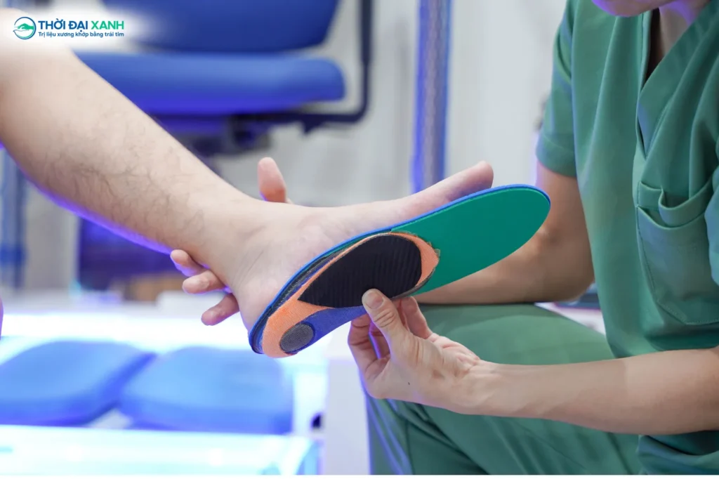 Thời Đại Xanh cung cấp các dòng lót giày từ những thương hiệu quốc tế uy tín, với thiết kế chuyên biệt cho từng nhu cầu - từ hỗ trợ cân bằng, giảm áp lực đến xử lý các tình trạng bệnh lý bàn chân phức tạp.