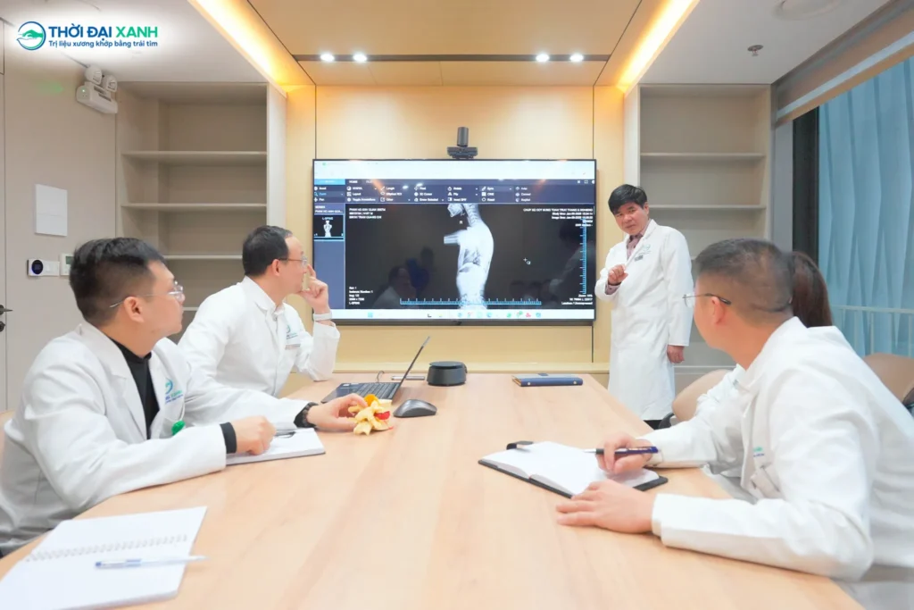 GS.TS.BS Phạm Văn Minh - Chủ tịch Hội đồng chuyên môn Thời Đại Xanh chủ trì buổi hội chẩn về phương pháp điều trị bảo tồn cong vẹo cột sống.