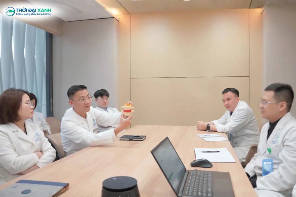 Các bác sĩ cùng nhau trao đổi và đúc kết kinh nghiệm lâm sàng, nhằm tìm ra những giải pháp tối ưu nhất trong quy trình điều trị bảo tồn cong vẹo cột sống.