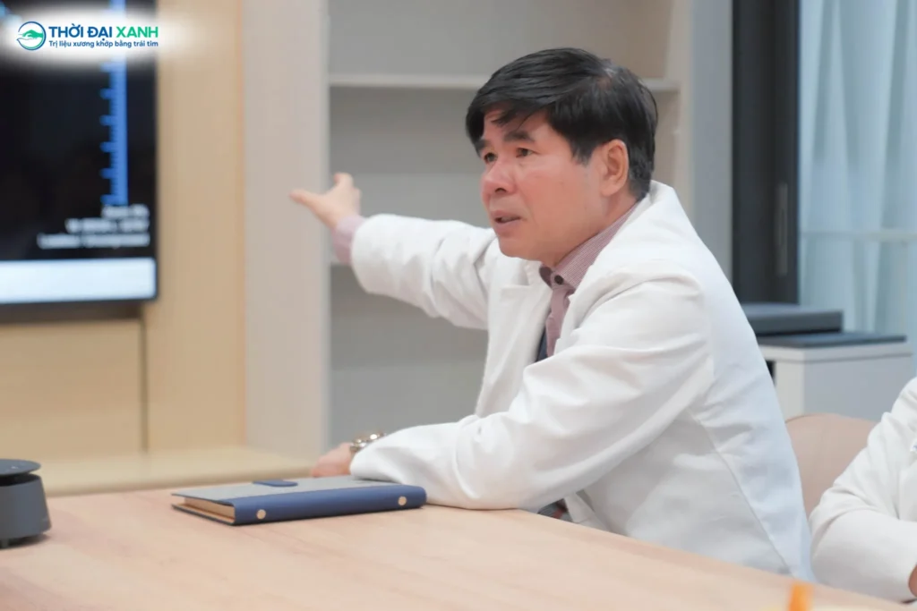 Buổi họp giao ban chuyên môn giúp củng cố niềm tin về một lộ trình chăm sóc không xâm lấn nhưng vẫn đảm bảo hiệu quả cho các khách hàng tại Thời Đại Xanh.