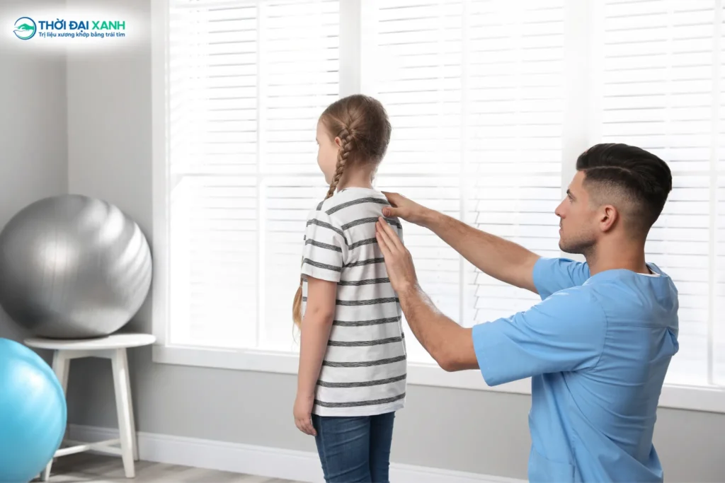 Quy trình tự kiểm tra tại nhà rất đơn giản nhưng mang lại hiệu quả cao trong việc xác định các sai lệch cột sống sớm ở trẻ em