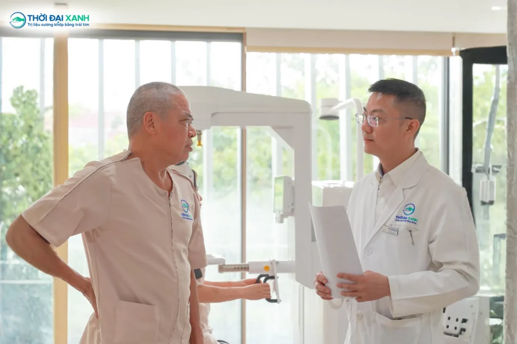Vẹo cột sống cũng có thể đến từ các nguyên nhân khác như chấn thương cột sống, khối u cột sống, loãng xương, hoặc sau phẫu thuật...