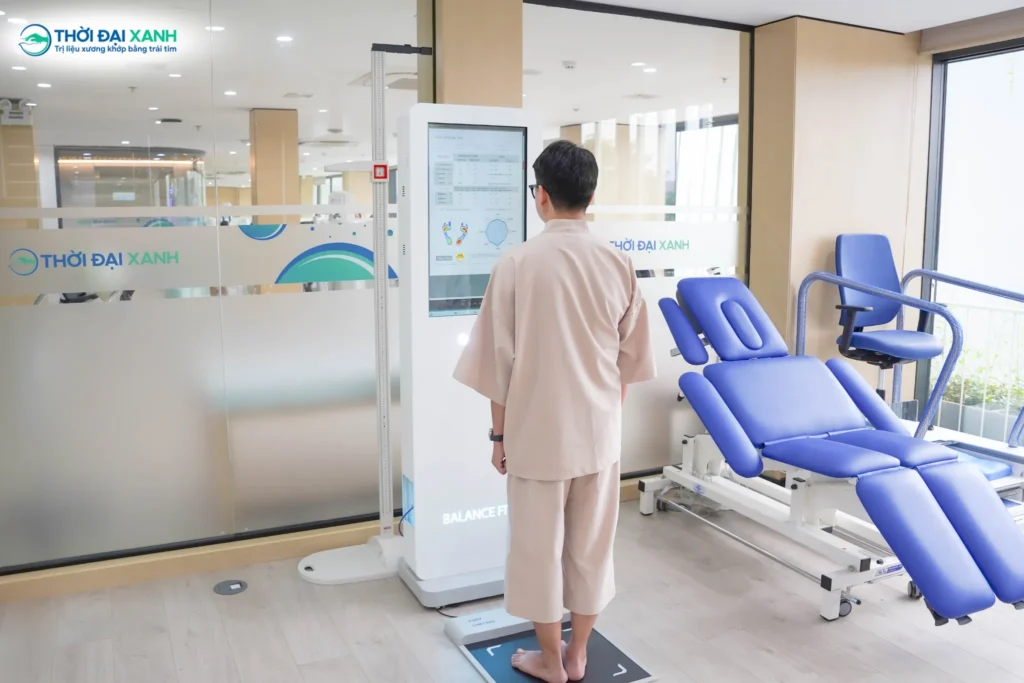 Bàn chân bẹt ở trẻ em là tình trạng tưởng chừng vô hại nhưng lại là căn nguyên âm thầm dẫn đến cong vẹo cột sống, nhất là ở trẻ em.