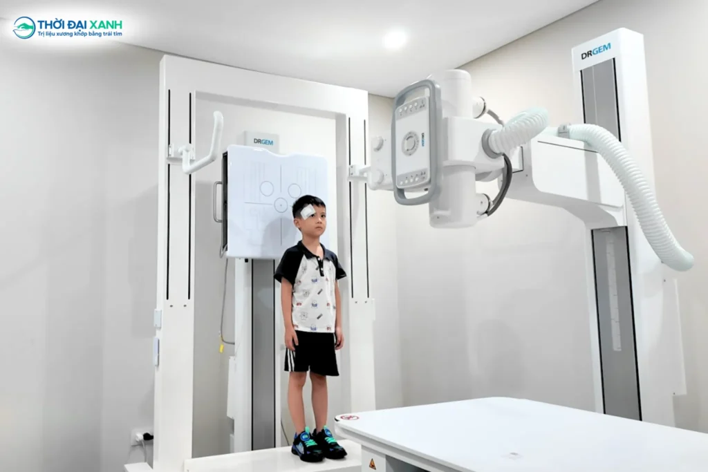 Chụp X-quang toàn trục không chỉ phát hiện bất thường cột sống mà còn hỗ trợ xây dựng giải pháp lót giày chỉnh hình cá nhân hóa phù hợp cho Minh Huy.