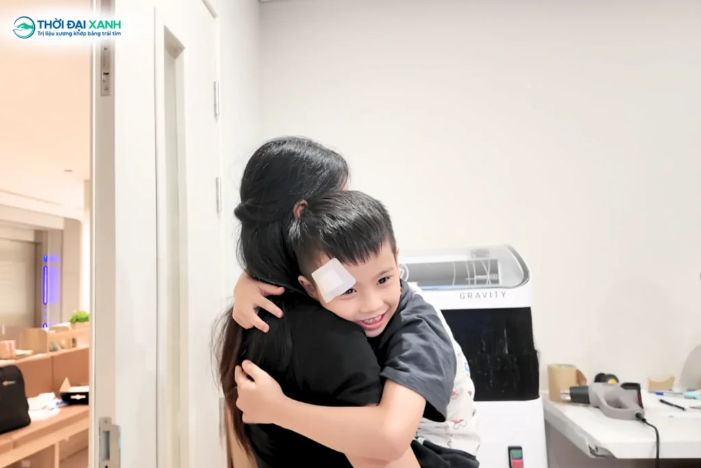 Minh Huy và mẹ hạnh phúc sau khi cải thiện cột sống nhờ lót giày chỉnh hình.