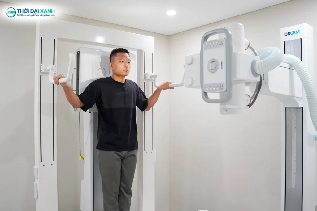 Chỉ định chụp X-Quang toàn trục giúp các bác sĩ chẩn đoán chính xác mức độ cong vẹo cột sống của Mạnh ngay từ giai đoạn đầu.
