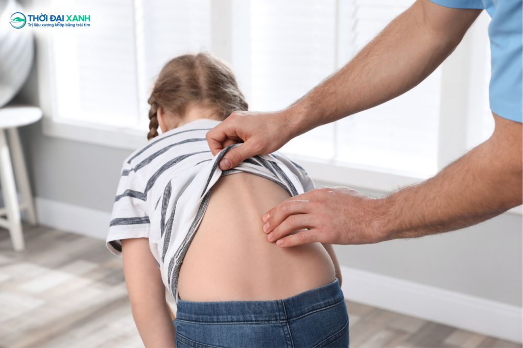 Chỉ với tư thế cúi người, những dấu hiệu cong vẹo cột sống ở trẻ có thể bộc lộ rõ hơn qua sự chênh lệch hai bên lưng