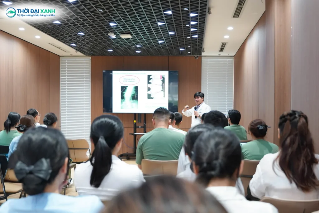 Một trong những chuyên môn nổi bật của GS.TS.BS Phạm Văn Minh là phát hiện sớm và điều trị bảo tồn cong vẹo cột sống ở trẻ, nhằm hạn chế chỉ định phẫu thuật.