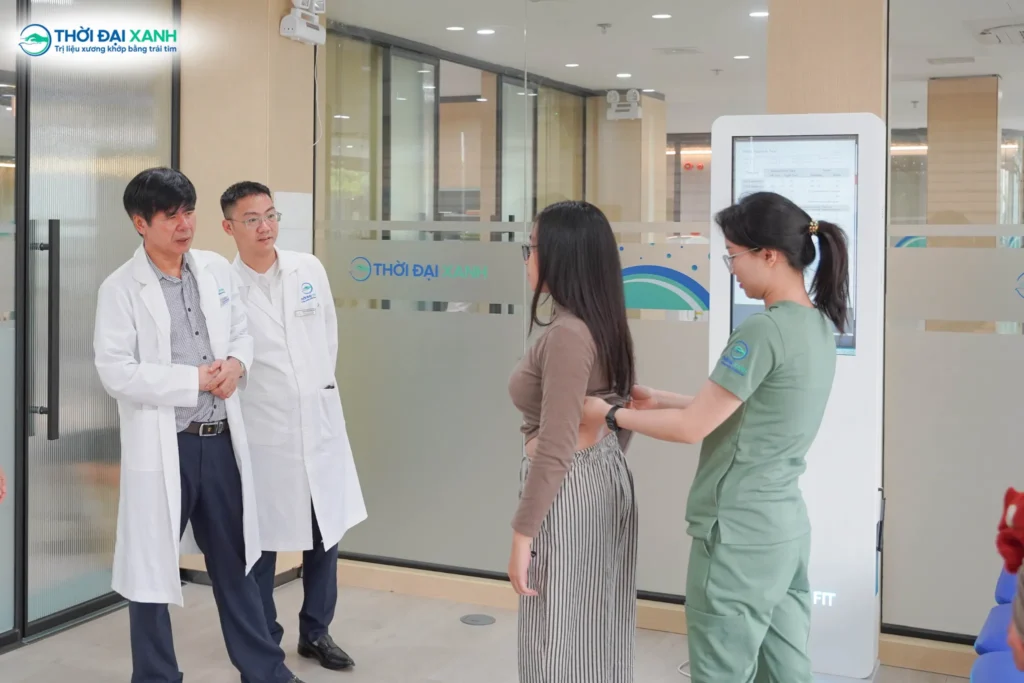 Phát hiện sớm giúp tăng hiệu quả phục hồi cong vẹo cột sống. Đặt lịch khám cùng GS.TS.BS Phạm Văn Minh để được đánh giá chuyên sâu và xây dựng lộ trình điều trị phù hợp. 