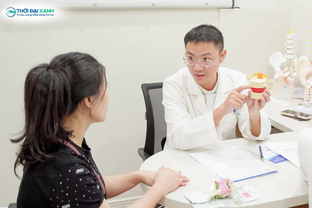 Triệu chứng thoát vị đĩa đệm phụ thuộc vào vị trí đĩa đệm bị thoát vị (thường gặp nhất là vùng thắt lưng L4-L5, L5-S1 và cột sống cổ.