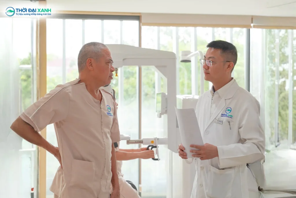 Nguyên nhân gây thoát vị đĩa đệm là do sự kết hợp giữa quá trình lão hóa tự nhiên và áp lực cơ học sai lệch (như sai tư thế, bê vác nặng) khiến bao xơ bị rách, làm nhân nhầy thoát ra chèn ép vào rễ thần kinh.