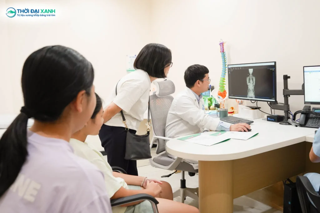 Bên cạnh các yếu tố bệnh lý, cong vẹo cột sống học đường ở trẻ hiện nay phần lớn bắt nguồn từ những thói quen sinh hoạt và tư thế sai hàng ngày.