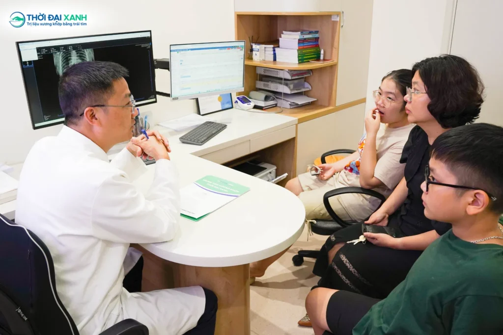 Cong vẹo cột sống học đường đang trở thành nỗi lo lắng của nhiều gia đình khi những thói quen sinh hoạt hàng ngày âm thầm tác động tiêu cục đến vóc dáng trẻ nhỏ.