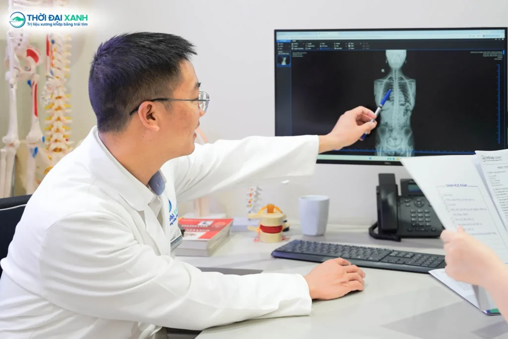 BS.CKI Trần Quang Chí trực tiếp thăm khám, giúp trẻ kịp thời phát hiện và điều chỉnh các dấu hiệu cong vẹo cột sống học đường.