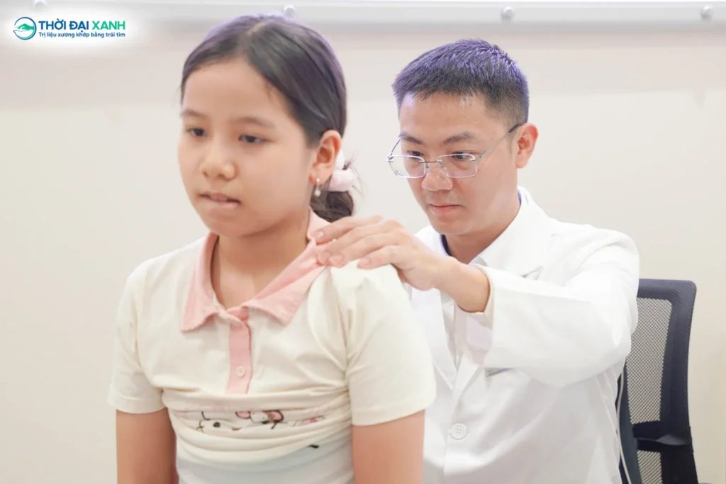 Sự chủ động của cha mẹ trong việc nhận diện sớm bất thường chính là "lá chắn" giúp trẻ kịp thời điều chỉnh các dấu hiệu cong vẹo cột sống học đường.