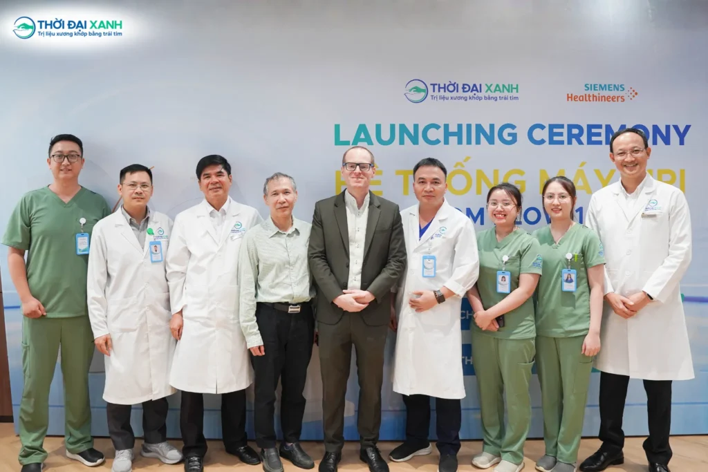 Đại diện Thời Đại Xanh, Siemens Healthineers cùng đội ngũ y bác sĩ chụp ảnh lưu niệm tại lễ ra mắt hệ thống MAGNETOM Flow.