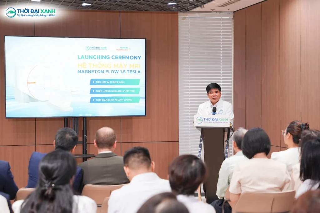GS.TS.BS Phạm Văn Minh khẳng định sự kết hợp giữa công nghệ hiện đại và sự thấu hiểu người bệnh trong định hướng chuyên môn.