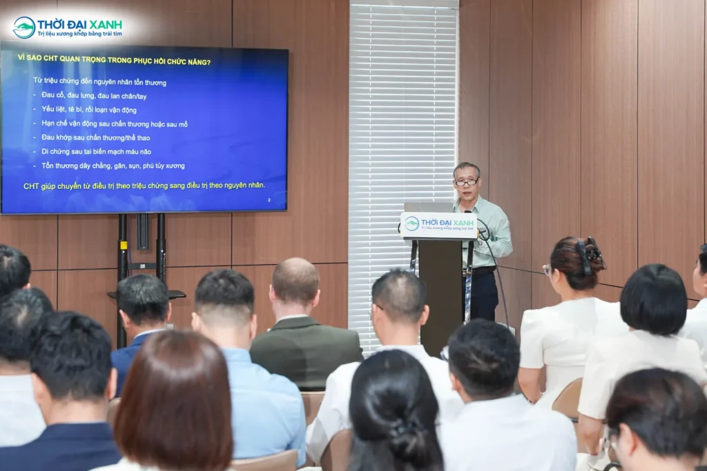 PGS.TS Phạm Hồng Đức chia sẻ chuyên môn trong lĩnh vực Chẩn đoán hình ảnh và thăm dò chức năng tại sự kiện.