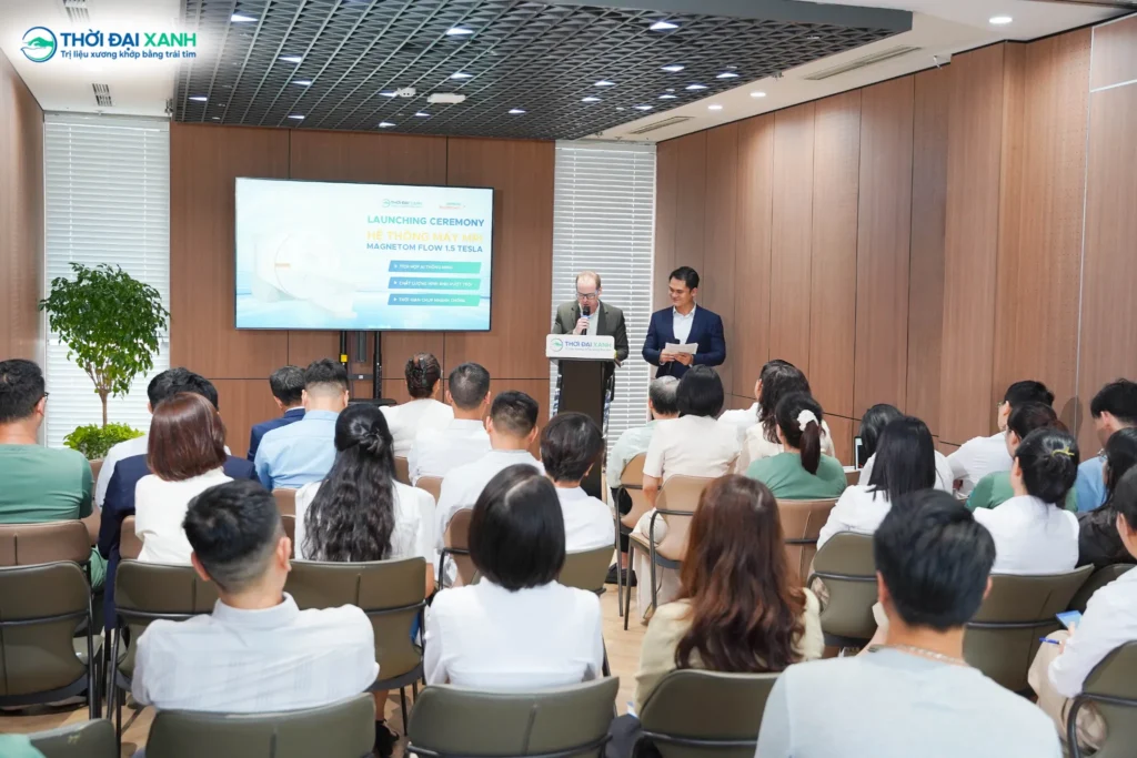 Chia sẻ tại sự kiện, Mr. Fabian Singer nhấn mạnh tầm nhìn chung giữa Siemens Healthineers và Thời Đại Xanh trong việc hướng tới y tế bền vững.