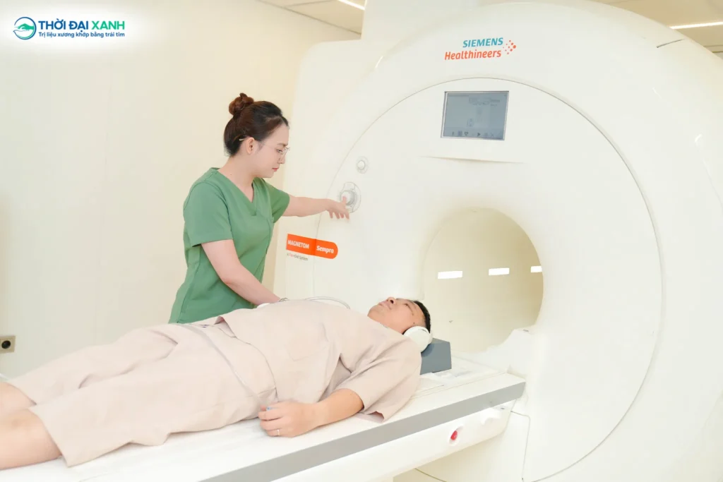 Chụp cộng hưởng từ (MRI) cột sống giúp xác định chính xác mức độ chèn ép rễ, hỗ trợ xây dựng phác đồ ngăn ngừa các biến chứng thoát vị đĩa đệm diễn tiến nặng.