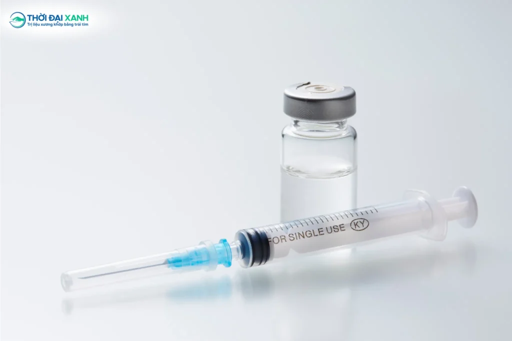 Tiêm khớp là kỹ thuật đưa thuốc (kháng viêm, chất nhờn hoặc chế phẩm sinh học) trực tiếp vào ổ khớp hoặc các cấu trúc cạnh khớp.