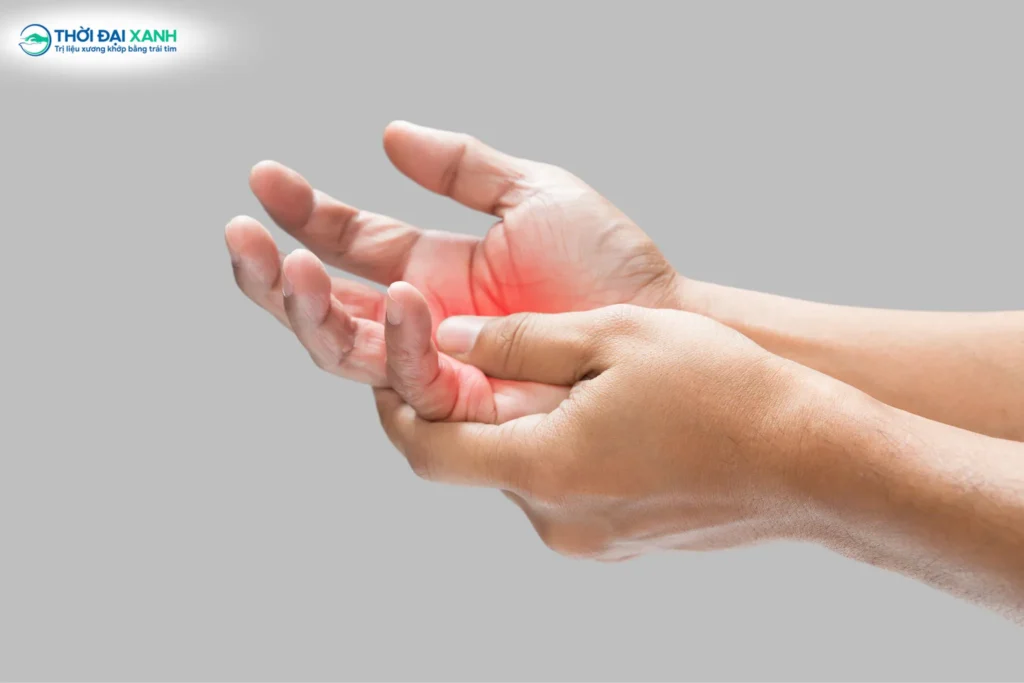 Hiện tượng tê ngứa và mất cảm giácở các đầu chi, dấu hiệu cảnh báo biến chứng thoát vị đĩa đệm đã bắt đầu tác động lên hệ thần kinh cảm giác.