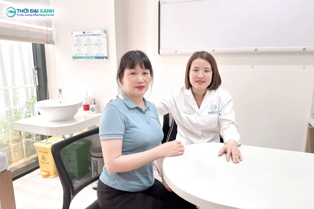 Bác sĩ Thủy thăm khám, tư vấn lộ trình điều trị đông cứng khớp vai và xây dựng phác đồ phục hồi chức năng chuyên sâu cho chị Hương Giang tại Thời Đại Xanh.