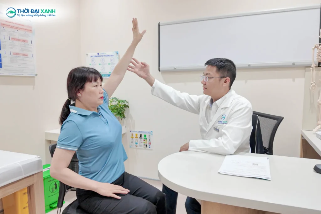 Bác sĩ Trần Quang Chí đánh giá tầm vận động và tư vấn điều trị đông cứng khớp vai cho chị Hương Giang tại Thời Đại Xanh.