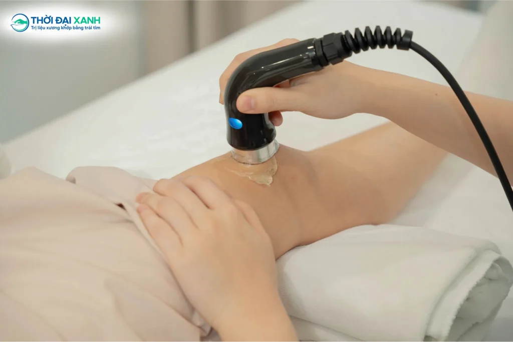 Các phương pháp điều trị bằng máy hiện đại bao gồm từ trường, sóng ngắn và điện xung giúp kích thích tuần hoàn, giảm sưng đau và làm chậm tiến trình thoái hóa khớp gối.