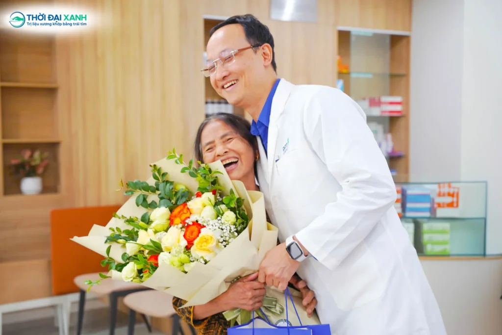 Cái ôm siết chặt và nụ cười rạng rỡ - Hạnh phúc vỡ òa khi khách hàng tìm lại được niềm tin và sự tự do vận động tại Thời Đại Xanh.