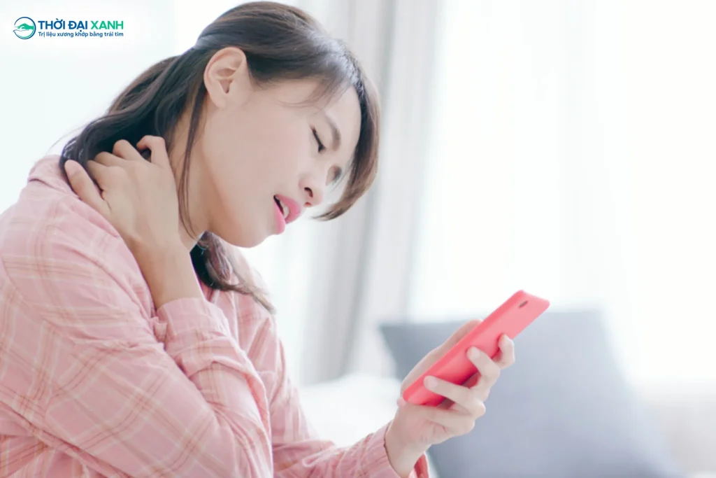 Cầm điện thoại sai cách, ngồi làm việc sai tư thế trong thời gian dài là một trong những nguyên nhân gây đai mỏi cổ vai gáy