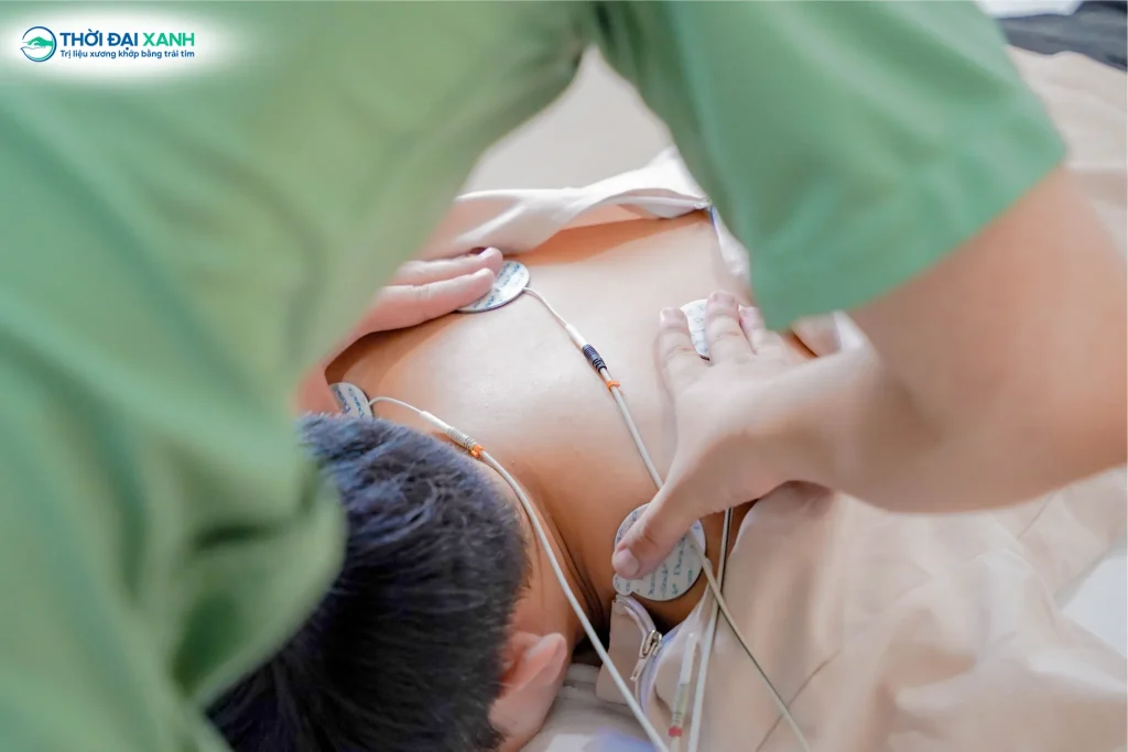 Hệ thống thiết bị vật lý trị liệu tân tiến tại Thời Đại Xanh giúp kích thích cơ chế tự chữa lành, giảm viêm sâu mà không cần dùng thuốc.