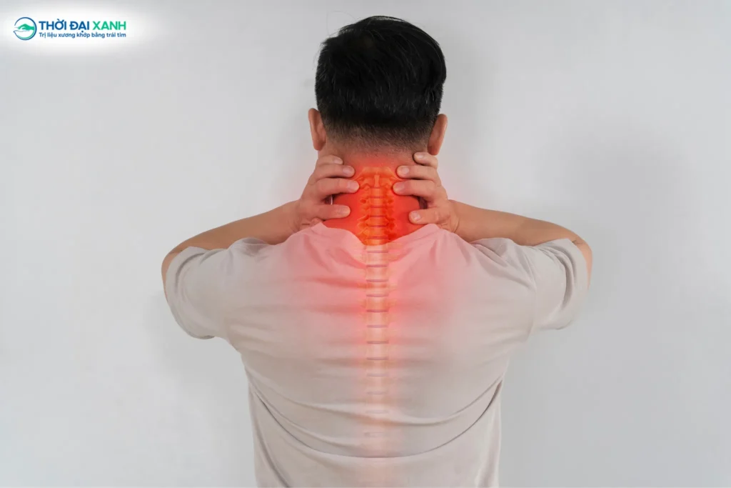 Thoát vị cột sống cổ là tình trạng nhân nhầy bên trong đĩa đệm bị rách hoặc suy yếu, trượt ra ngoài và chèn ép lên các rễ thần kinh hoặc tủy sống.