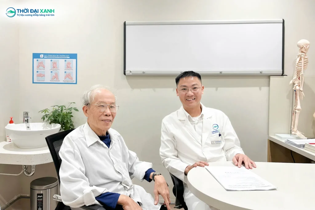 Nụ cười rạng rỡ của bác Long tại buổi thăm khám sau khi kết thúc quá trình điều trị tại Thời Đại Xanh.