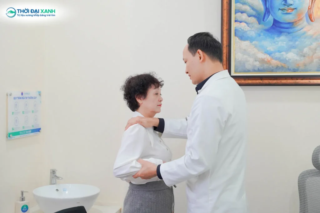 Thoái hóa khớp là một rối loạn mãn tính đặc trưng bởi tình trạng tổn thương sụn khớp cùng các cấu trúc mô xung quanh như xương dưới sụn, màng hoạt dịch, dây chằng và bao khớp.