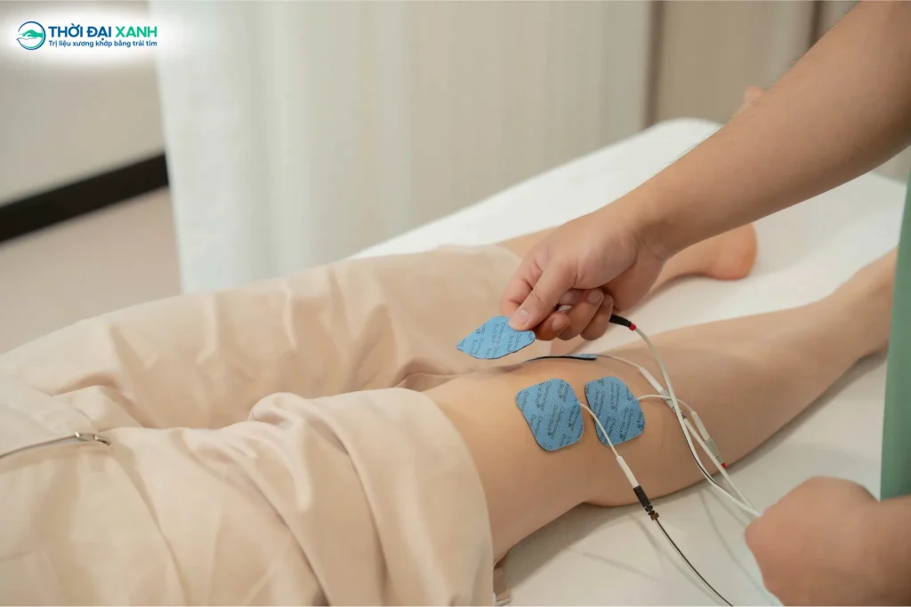 Điện xung trị liệu là một trong những phương pháp điều trị bảo tồn thoái hoá khớp hiệu quả tại Thời Đại Xanh