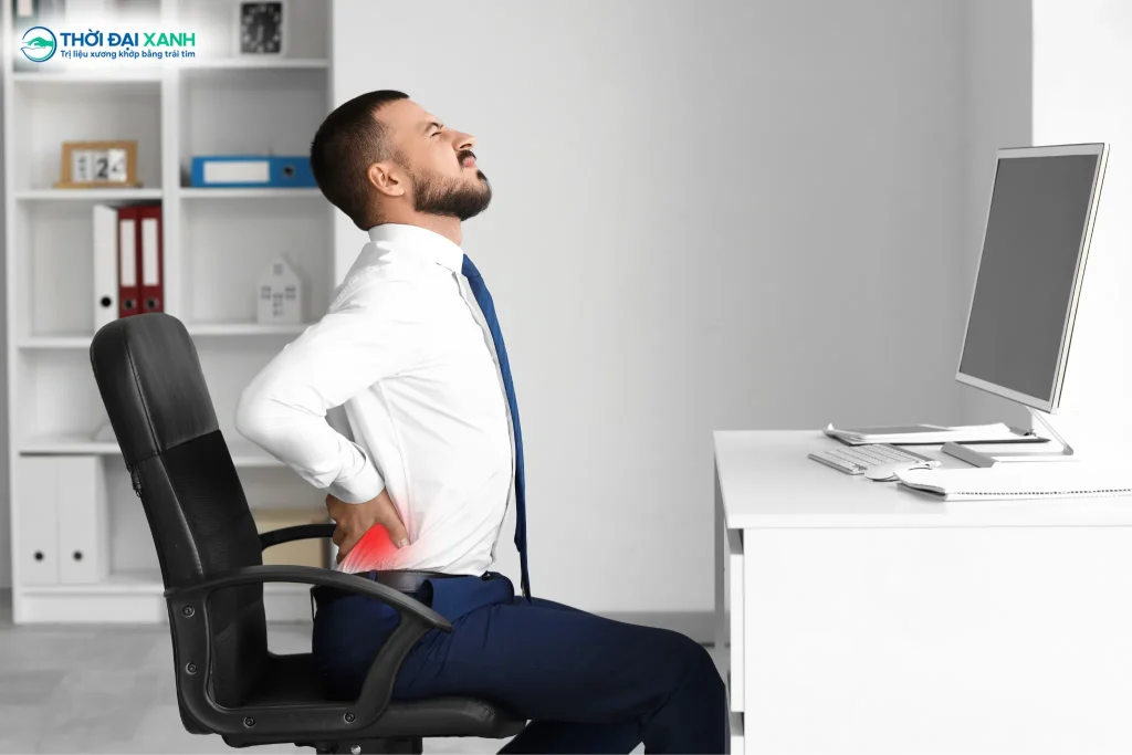 Ngồi làm việc sai tư thế suốt 6–8 tiếng hằng ngày làm tăng gấp đôi áp lực đè nặng lên thắt lưng.