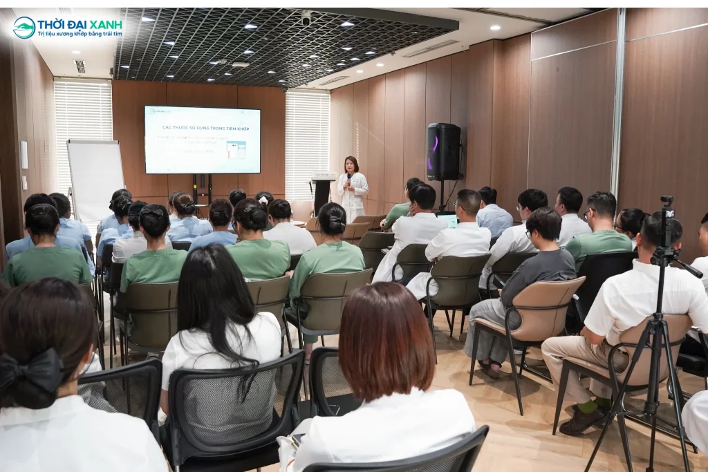Toàn cảnh buổi đào tạo nhằm chuẩn hóa quy trình tiêm khớp tại Thời Đại Xanh. 
