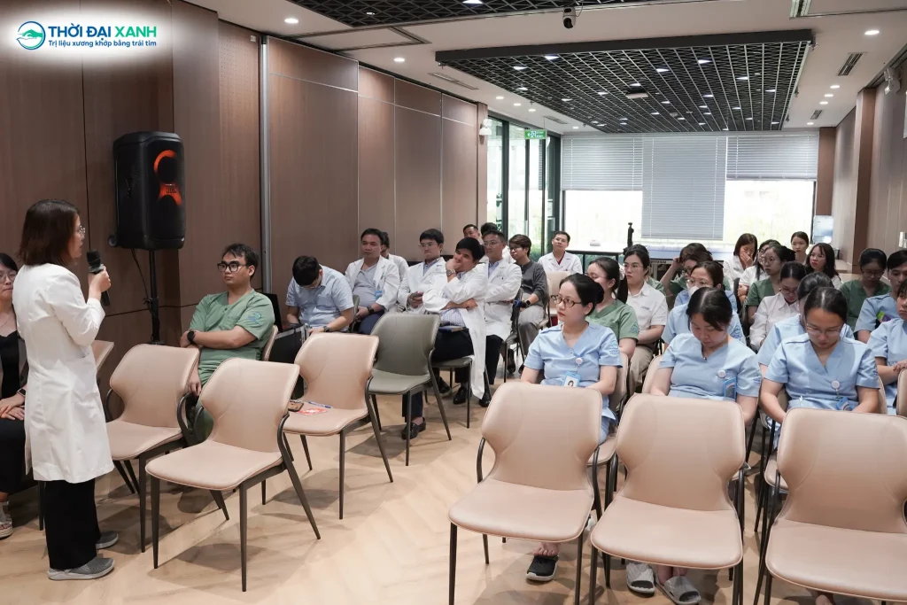 Chuẩn hóa từng thao tác xác định mốc giải phẫu và bảo đảm vô trùng nghiêm ngặt trong kỹ thuật tiêm khớp. 