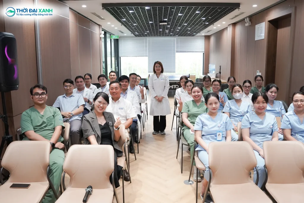 Đội ngũ Giáo sư, Bác sĩ và nhân sự y tế Thời Đại Xanh đồng lòng nâng cao năng lực chuyên môn, hướng tới sự an toàn và hiệu quả tối đa trong điều trị tiêm khớp.