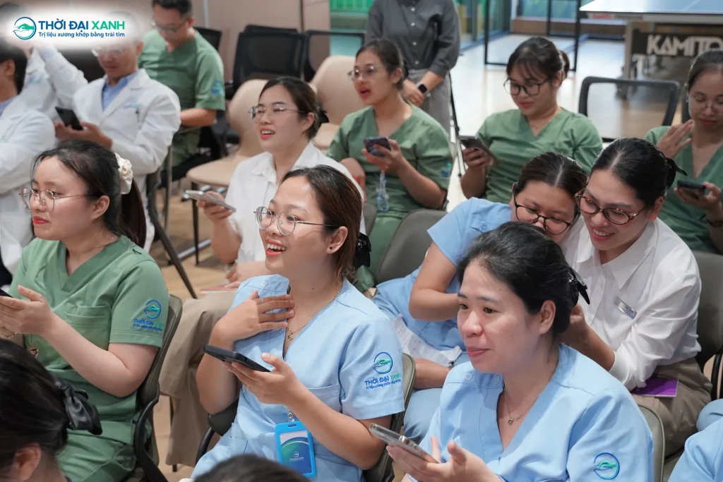 Bầu không khí phấn khởi và rạng rỡ của đội ngũ nhân sự y tế Thời Đại Xanh khi tham gia hoạt động minigame tại buổi đào tạo tiêm khớp.