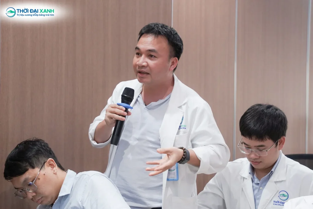ThS.BS Nguyễn Anh Tuấn đặt câu hỏi và chia sẻ góc nhìn chuyên môn tại chương trình đào tạo Tiêm khớp.