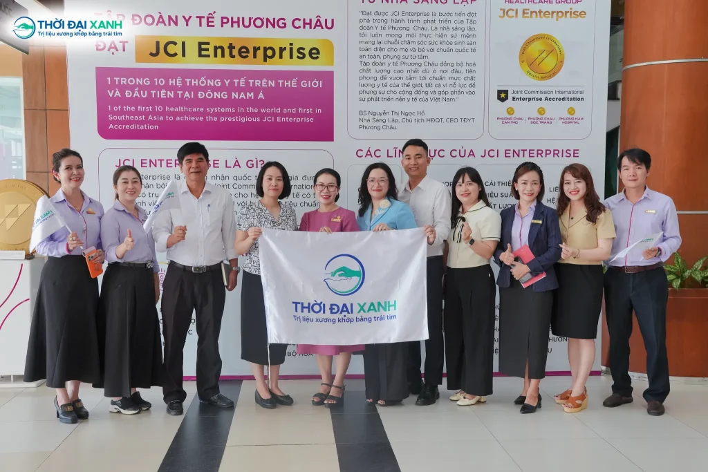 Đội ngũ Thời Đại Xanh chụp ảnh lưu niệm cùng Bệnh viện Quốc tế Phương Châu trong chuyến tham quan học tập về Quản trị chất lượng y tế.