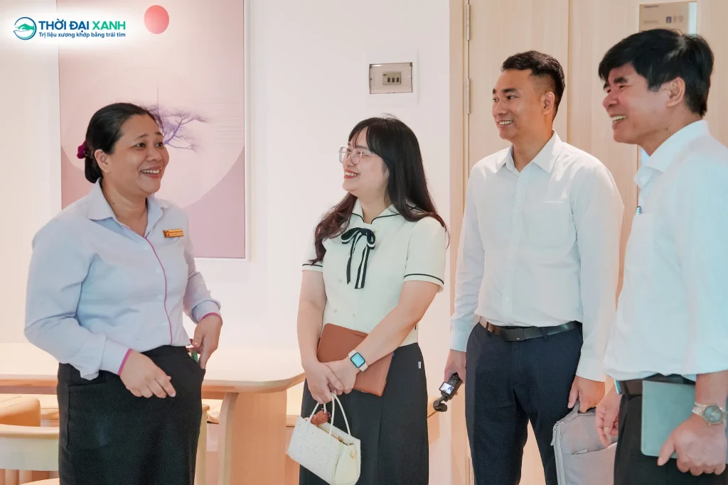 Đội ngũ Thời Đại Xanh trao đổi chuyên môn về Quản trị chất lượng y tế trong chuyến thăm Bệnh viện Quốc tế Phương Châu.
