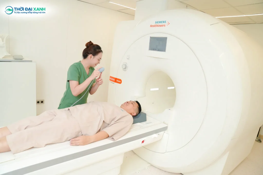 Do máy MRI sử dụng từ trường cường độ cao, việc loại bỏ yếu tố kim loại là yêu cầu bắt buộc để đảm bảo an toàn và chất lượng hình ảnh.