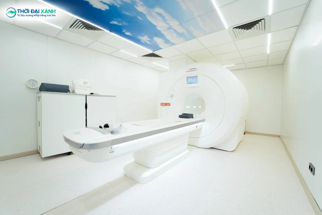 Chụp cộng hưởng từ (MRI) là kỹ thuật chẩn đoán hình ảnh tiên tiến, không sử dụng bức xạ ion hóa (tia X) như phương pháp X-quang hay CT-scan.