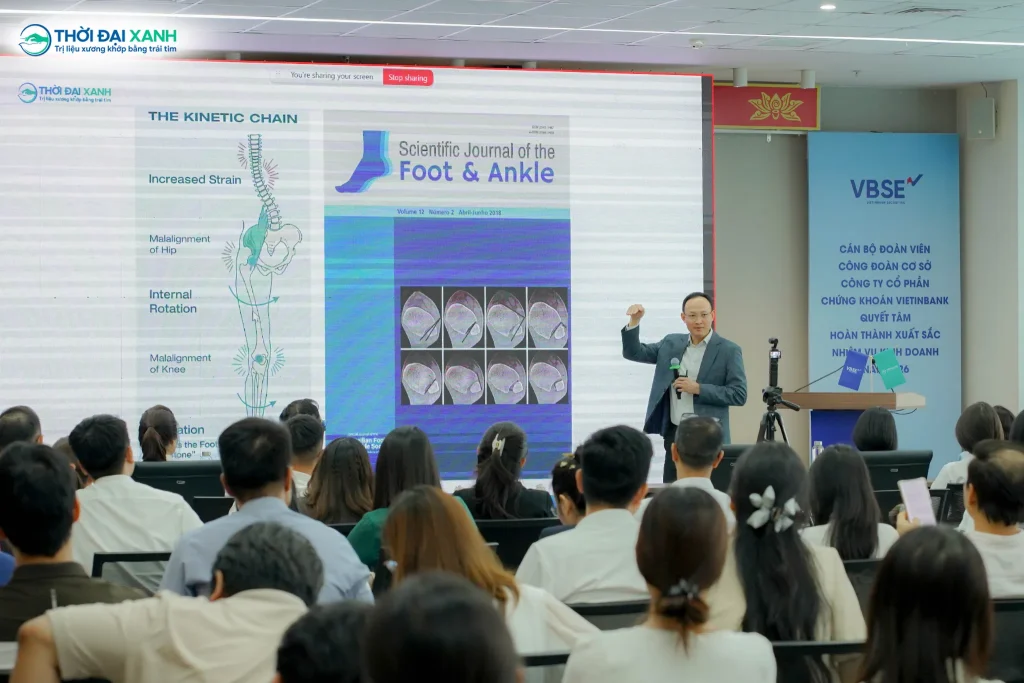 ThS.BS. Trần Quốc Khánh chia sẻ những kiến thức thực tiễn về chăm sóc xương khớp cho đội ngũ nhân sự Chứng khoán VietinBank